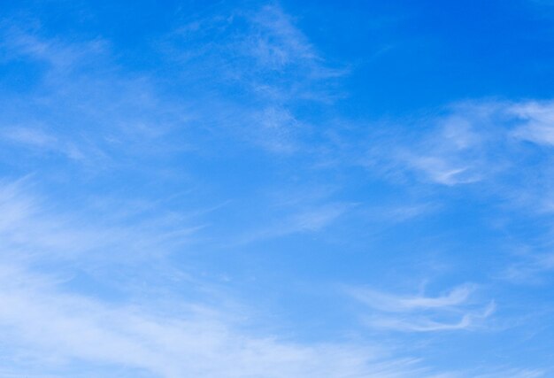 nuvens brancas no céu azul