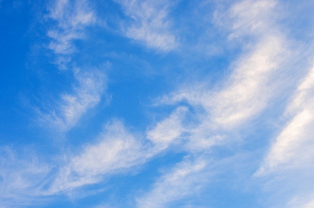 Nuvens brancas no céu azul