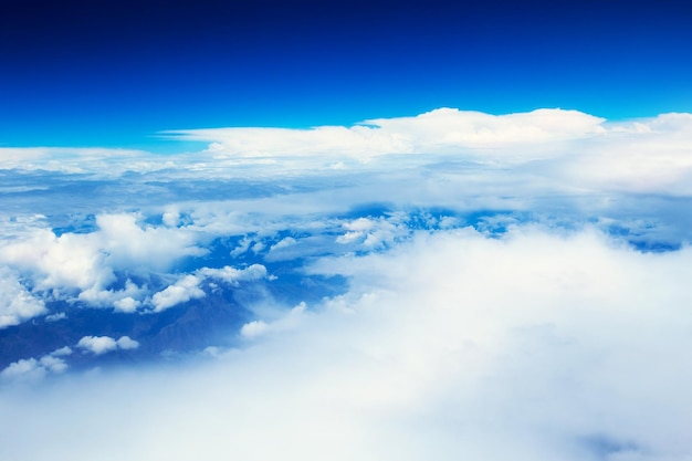 Nuvens brancas no céu azul