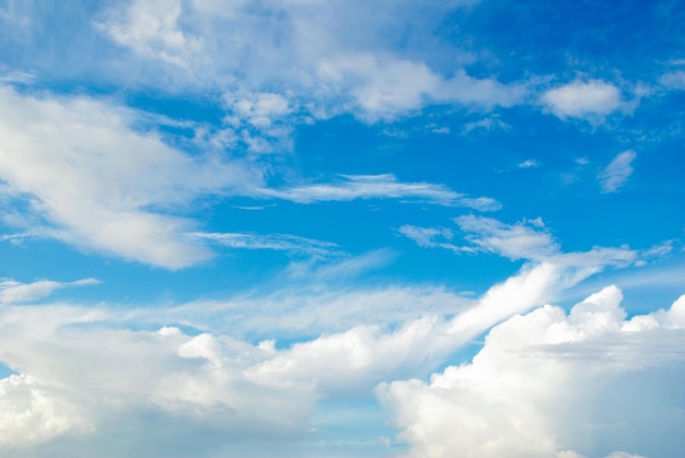 nuvens brancas no céu azul