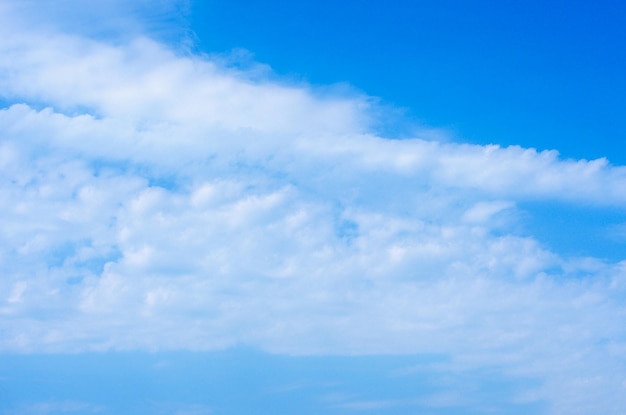 nuvens brancas no céu azul