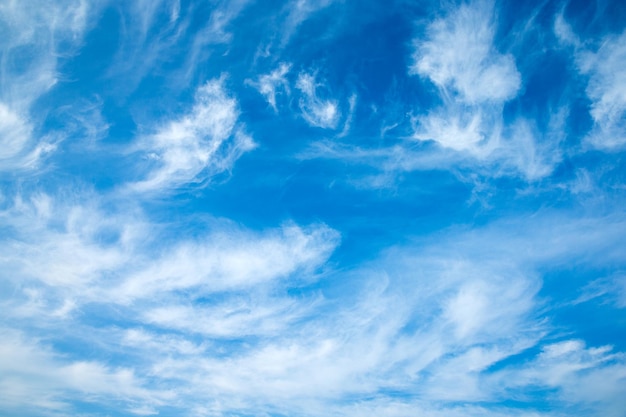 nuvens brancas no céu azul