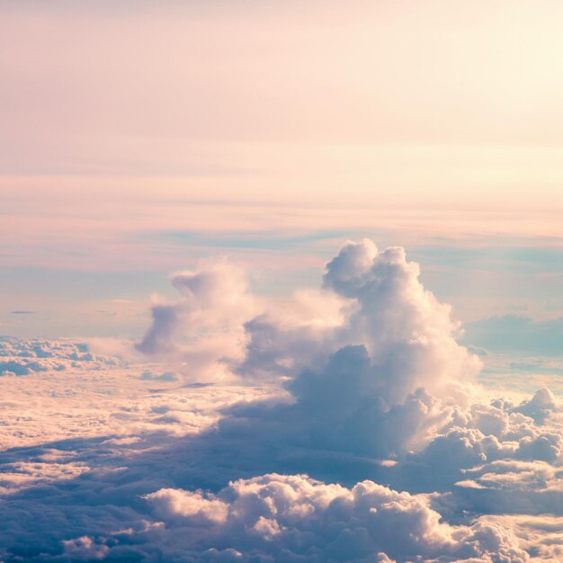 nuvens brancas no céu azul