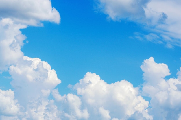 nuvens brancas no céu azul