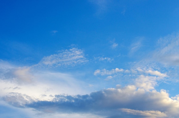 nuvens brancas no céu azul