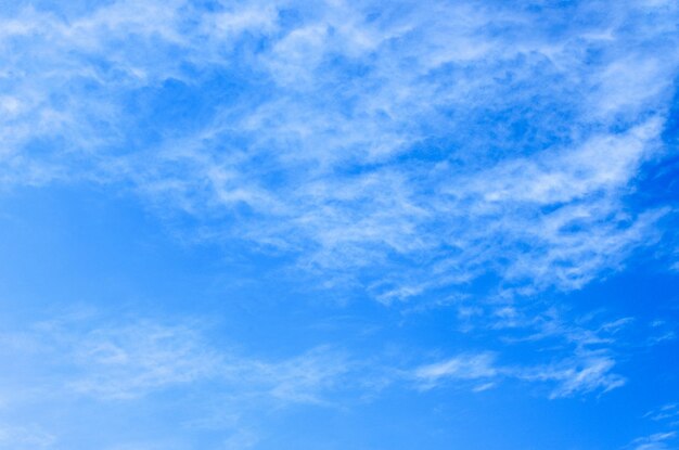 nuvens brancas no céu azul