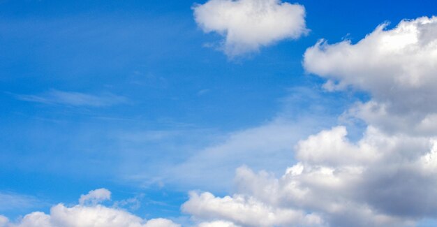 nuvens brancas no céu azul