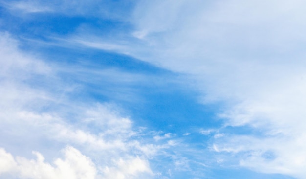 nuvens brancas no céu azul