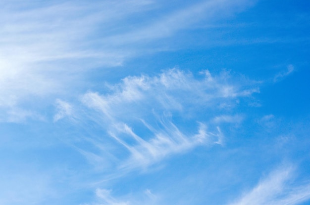 Nuvens brancas no céu azul