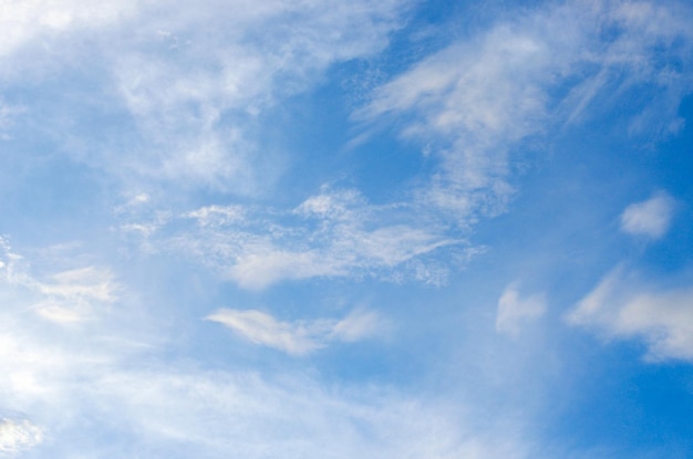 nuvens brancas no céu azul