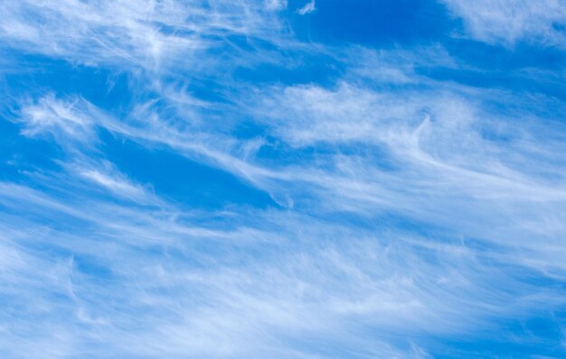 nuvens brancas no céu azul