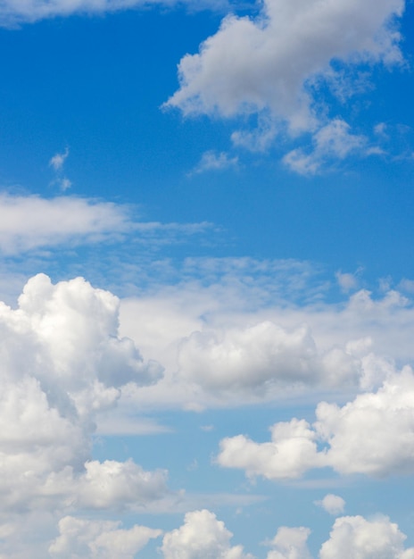 nuvens brancas no céu azul