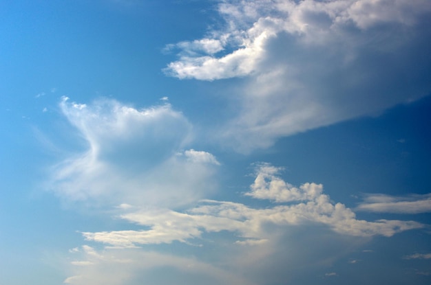 nuvens brancas no céu azul