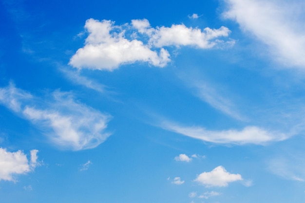 nuvens brancas no céu azul