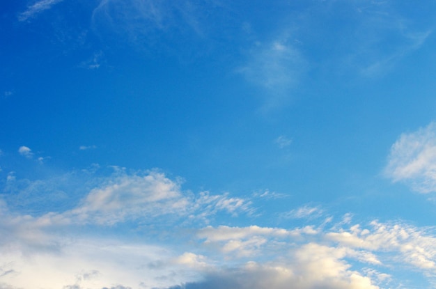 nuvens brancas no céu azul