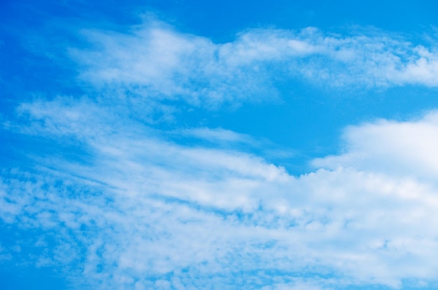 nuvens brancas no céu azul