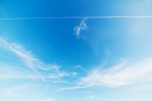 Nuvens brancas no céu azul