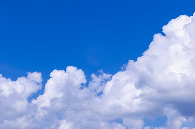 Nuvens brancas no céu azul