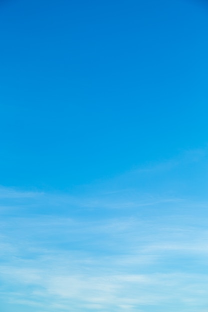 Foto nuvens brancas no céu azul