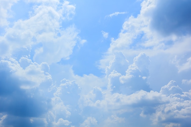 Nuvens brancas no céu azul