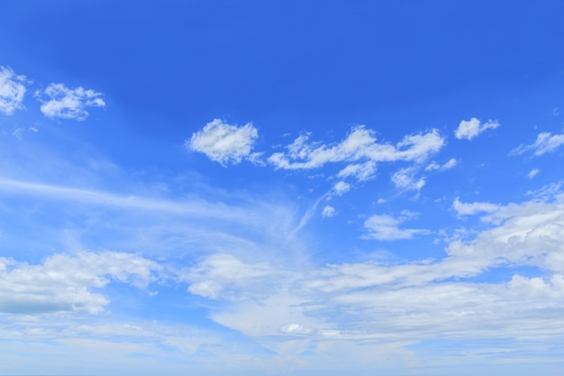 Nuvens brancas no céu azul