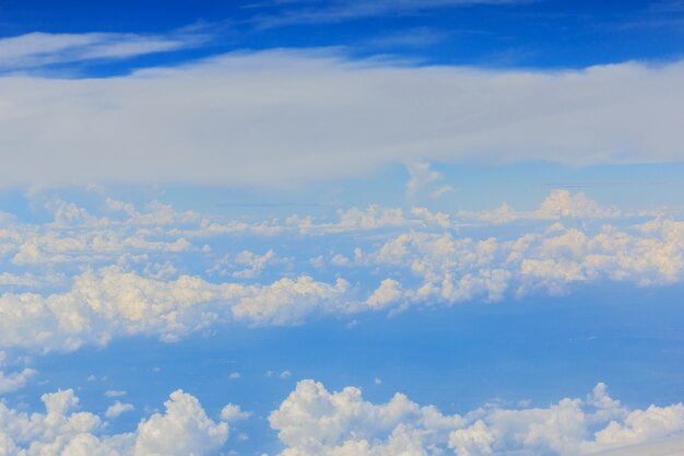 Nuvens brancas no céu azul