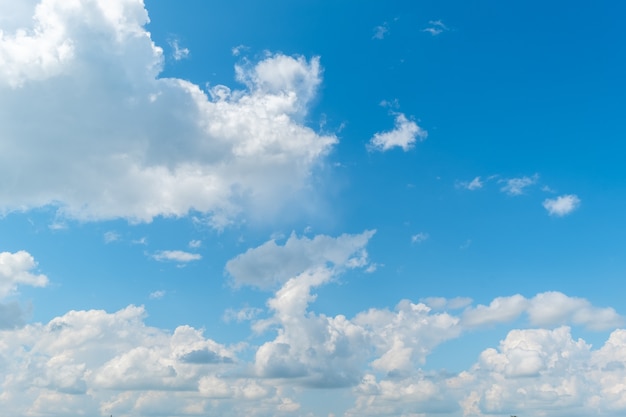 Nuvens brancas no céu azul