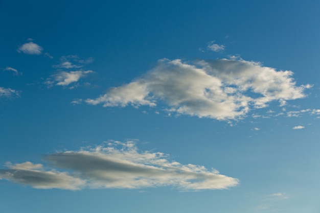 Nuvens brancas no céu azul