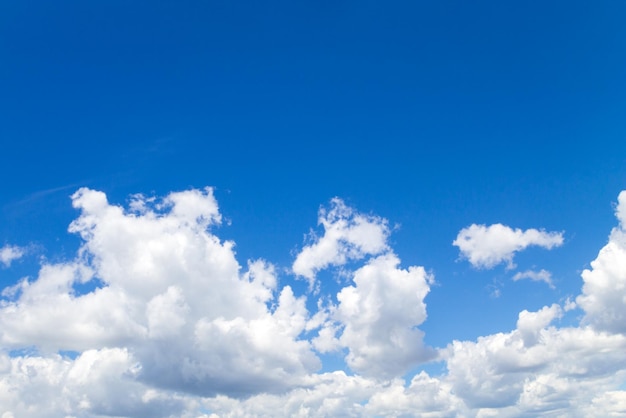 Nuvens brancas no céu azul