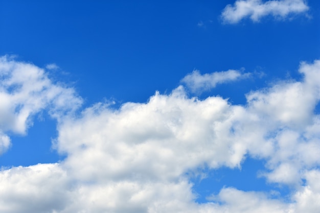 nuvens brancas no céu azul