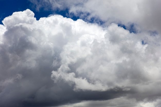 Foto nuvens brancas no céu azul