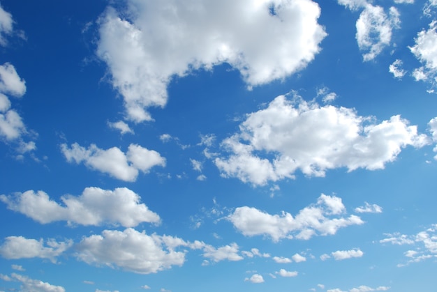 nuvens brancas no céu azul