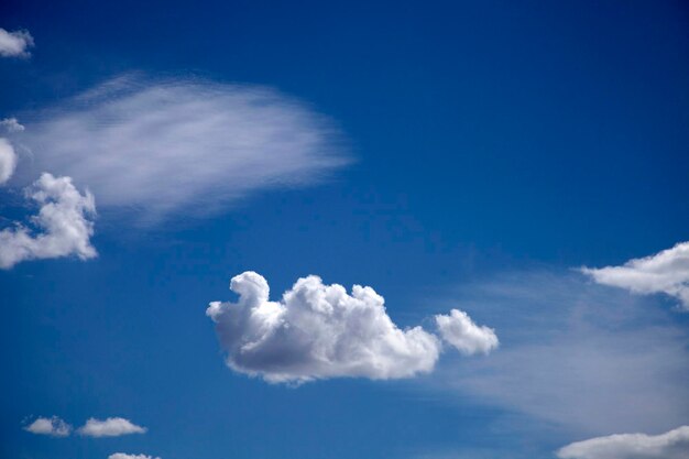 Nuvens brancas no céu azul