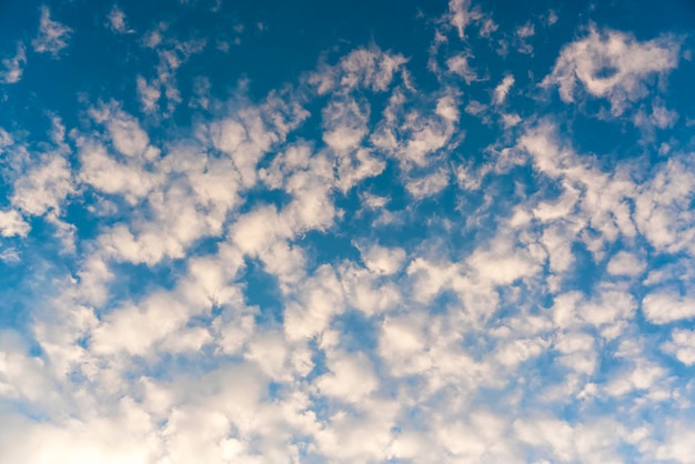 Nuvens brancas no céu azul