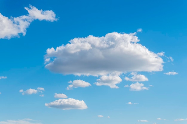 Nuvens brancas no céu azul