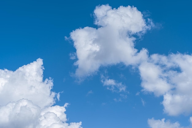 Nuvens brancas no céu azul.