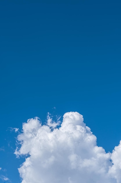 Nuvens brancas no céu azul.