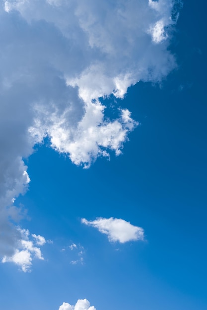 Nuvens brancas no céu azul.