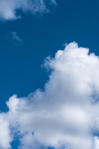 Nuvens brancas no céu azul.