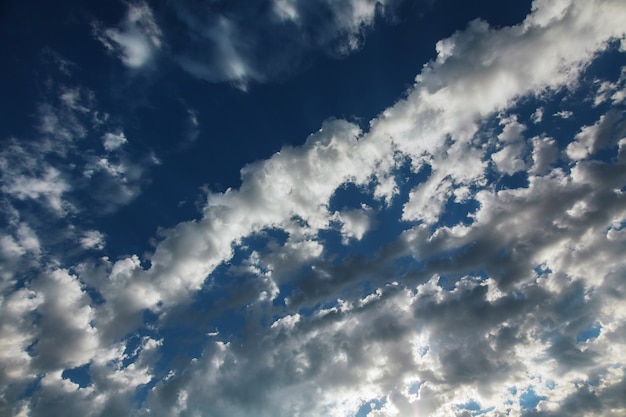 Nuvens brancas no céu azul