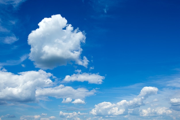 Nuvens brancas no céu azul