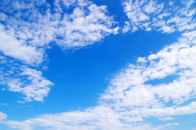 Nuvens brancas no céu azul