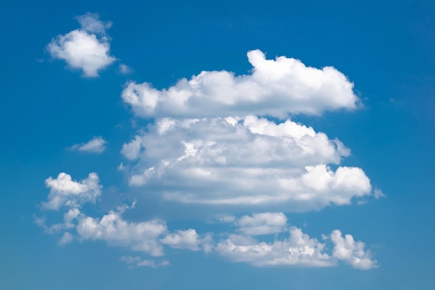 Nuvens brancas no céu em tempo claro