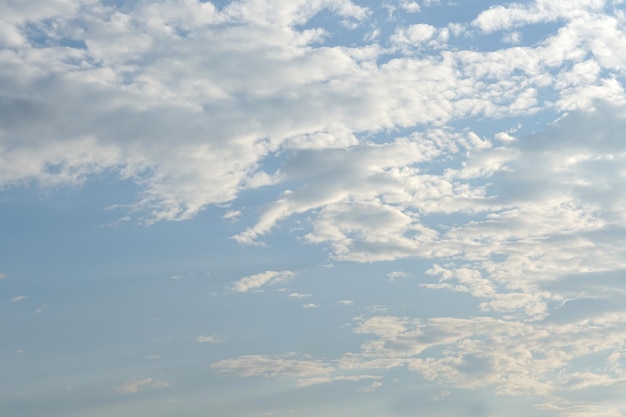 Nuvens brancas no céu