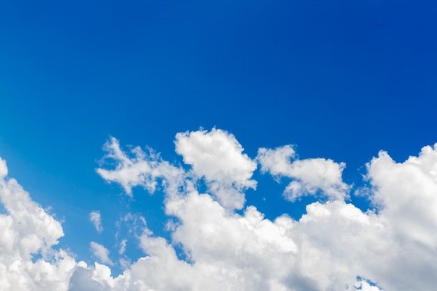 Nuvens brancas no fundo da natureza do céu azul. copie o espaço