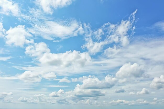 nuvens brancas no fundo do céu azul, papel de parede abstrato sazonal, atmosfera de dia ensolarado