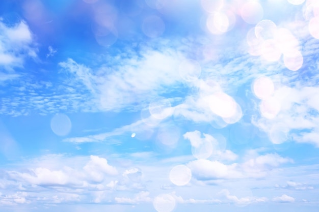 Nuvens brancas no fundo do céu azul, papel de parede abstrato sazonal, atmosfera de dia ensolarado