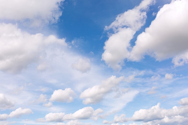 Nuvens brancas no fundo do céu azul