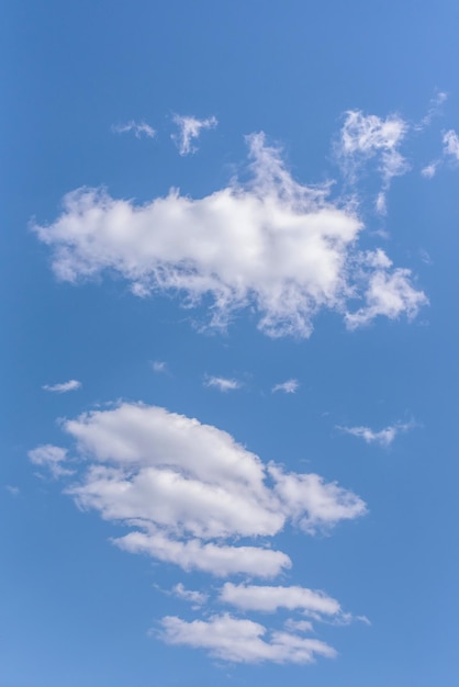 Nuvens brancas nuvens cumulus flutuando no céu azul para o conceito de fundo