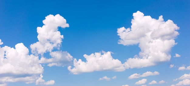 Nuvens brancas sobre fundo de céu azul.